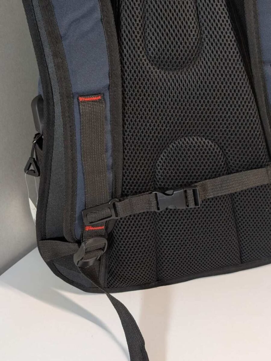 Mochila Nike para hombres, espaciosa y resistente para deporte o uso diario, disponible en azul y gris.