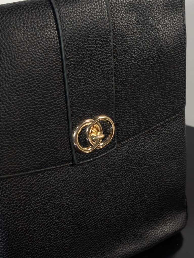 Mini mochila elegante para mujeres de cuerina, estilo urbano con herrajes dorados, ideal para el día a día y disponible en varios colores