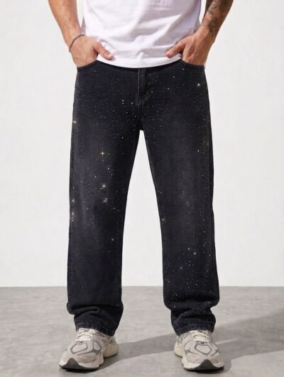Pantalón baggy Royal Spirit con perlas negras y detalles brillantes, estilo moderno y urbano, disponibles en varias tallas para hombre.