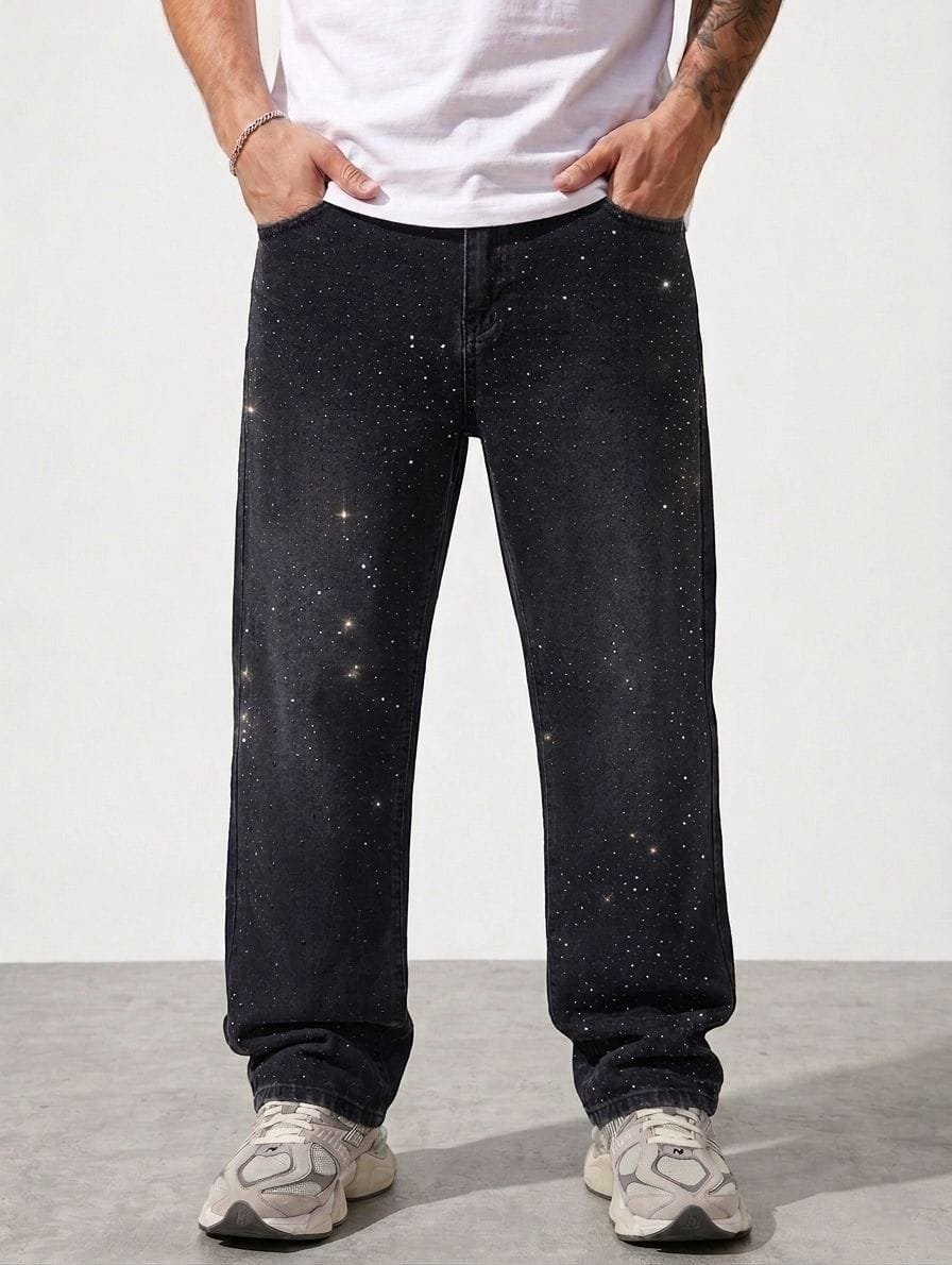Pantalón baggy Royal Spirit con perlas negras y detalles brillantes, estilo moderno y urbano, disponibles en varias tallas para hombre.