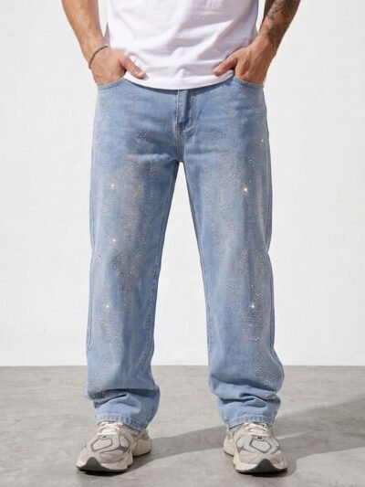 Pantalón corte baggy Royal Spirit para hombres, mezclilla azul claro con pedrería brillantes estilo urbano moderno y juvenil, pantalon con perlas incrustadas, escarche