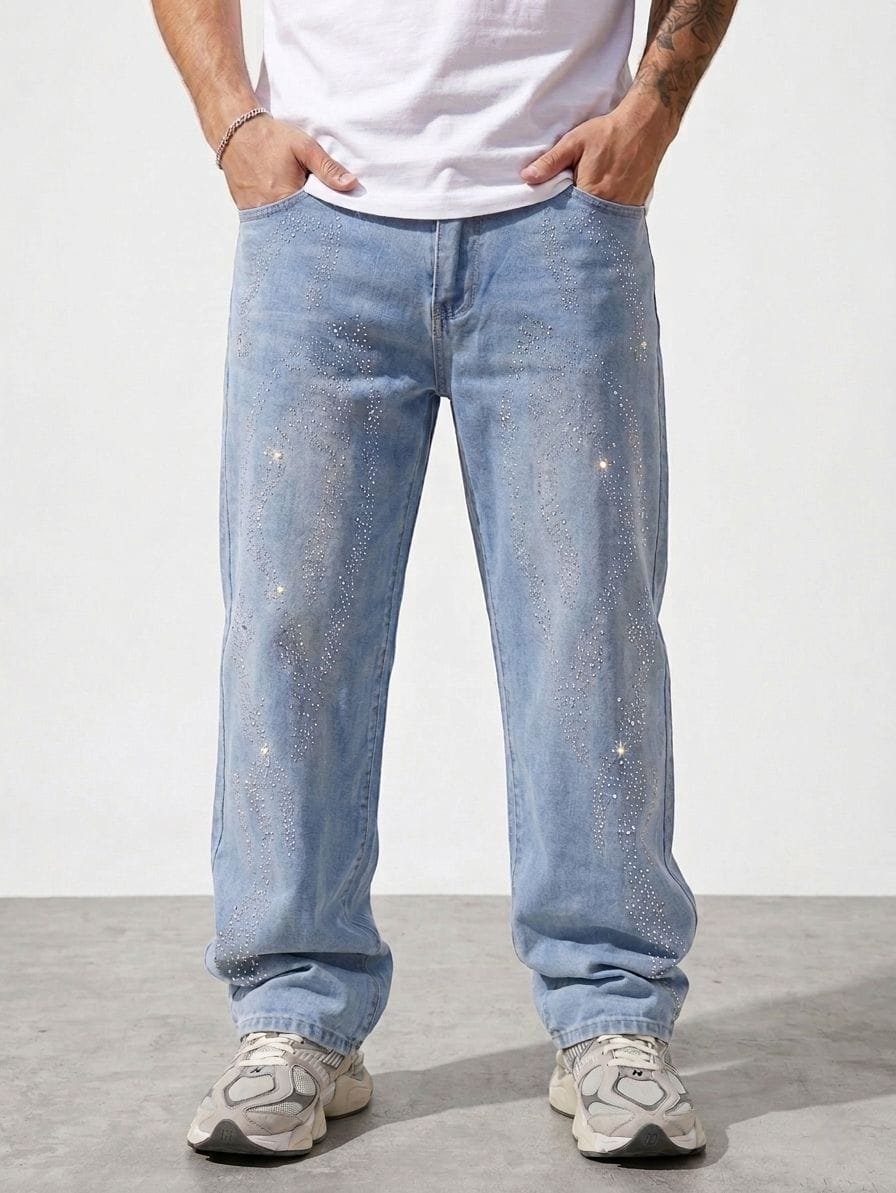 Pantalón corte baggy Royal Spirit para hombres, mezclilla azul claro con pedrería brillantes estilo urbano moderno y juvenil, pantalon con perlas incrustadas, escarche