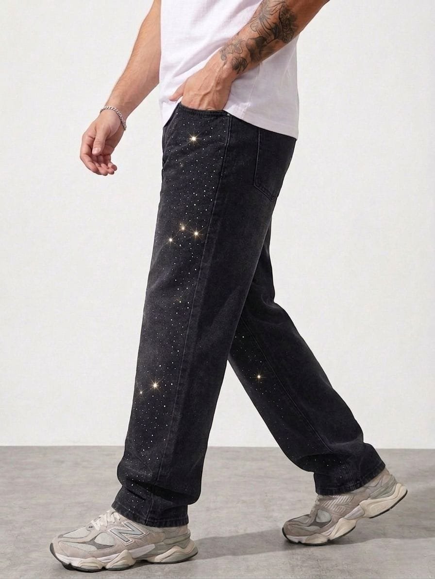 Pantalón baggy Royal Spirit con perlas negras y detalles brillantes, estilo moderno y urbano, disponibles en varias tallas para hombre.