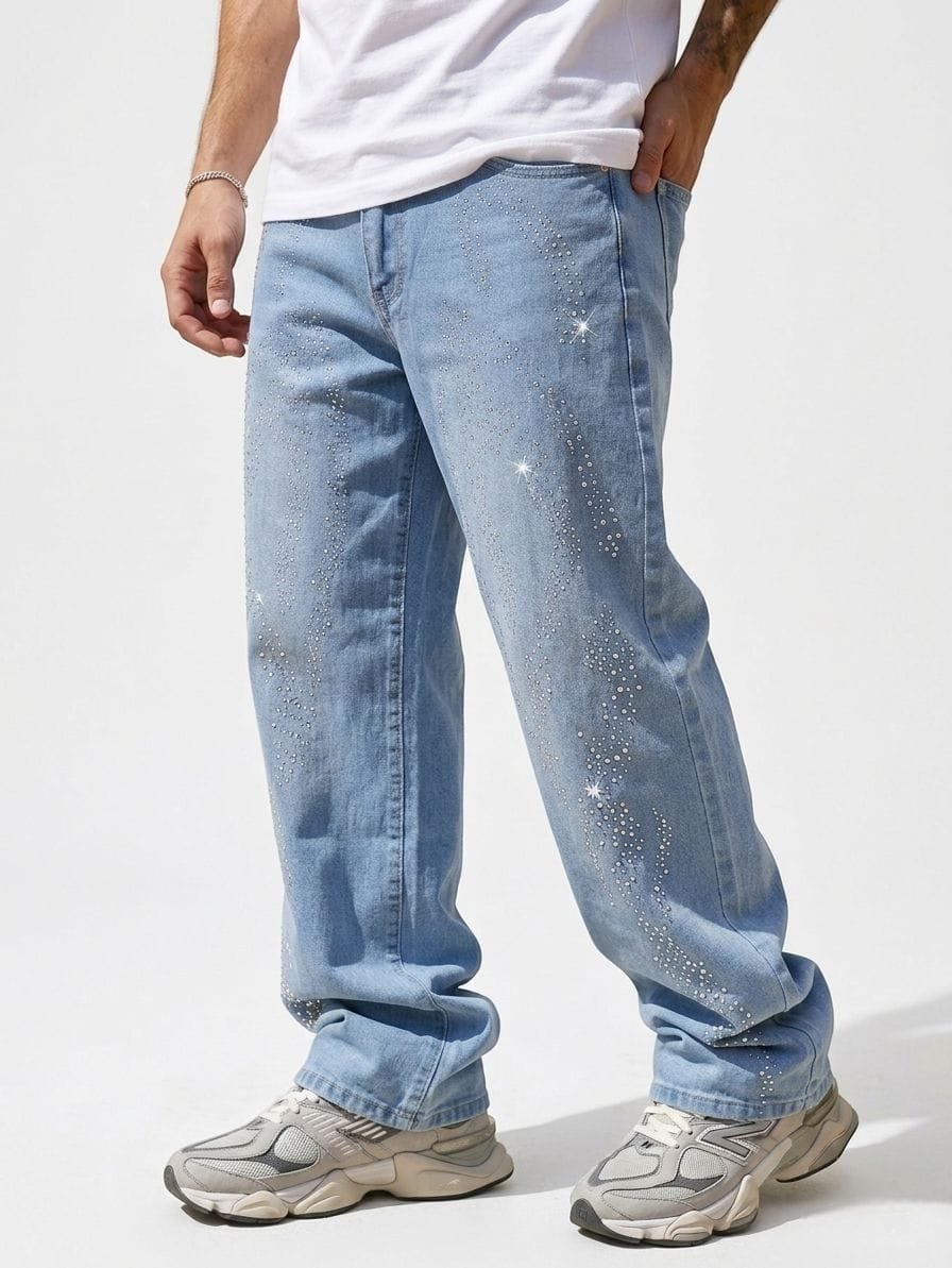 Pantalón corte baggy Royal Spirit para hombres, mezclilla azul claro con pedrería brillantes estilo urbano moderno y juvenil, pantalon con perlas incrustadas, escarche