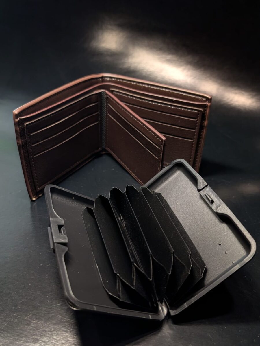 Combo de billetera + tarjetero para hombres, cuero genuino Fossil, plastico, elegante, protección, Marrón y Negro.