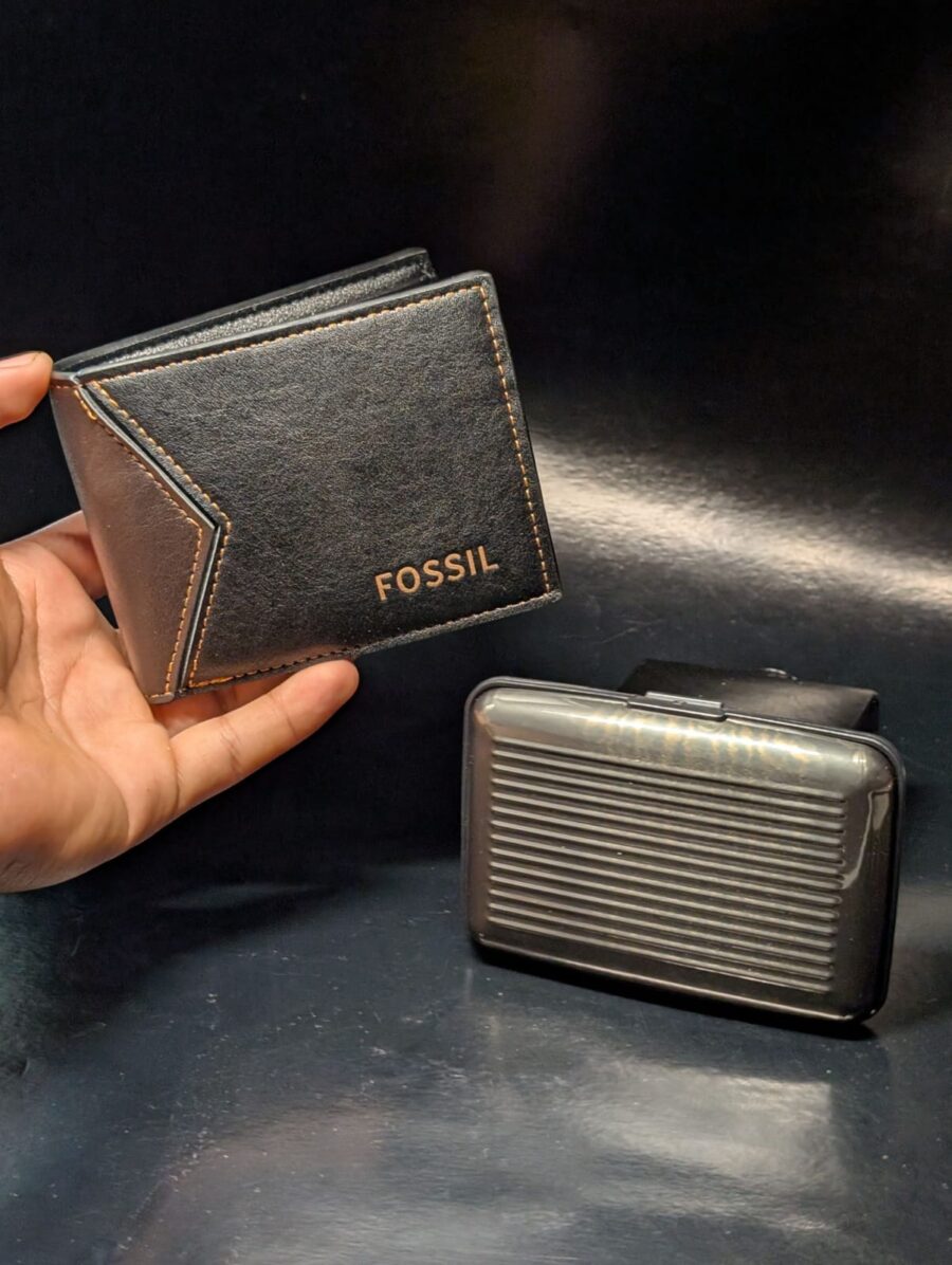 Combo de billetera + tarjetero para hombres, cuero genuino Fossil, plastico, elegante, protección, Marrón y Negro.