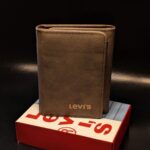 Billeteras para hombres de cuero genuino Levi's, elegante diseño plegable, práctica y compacta para uso diario.