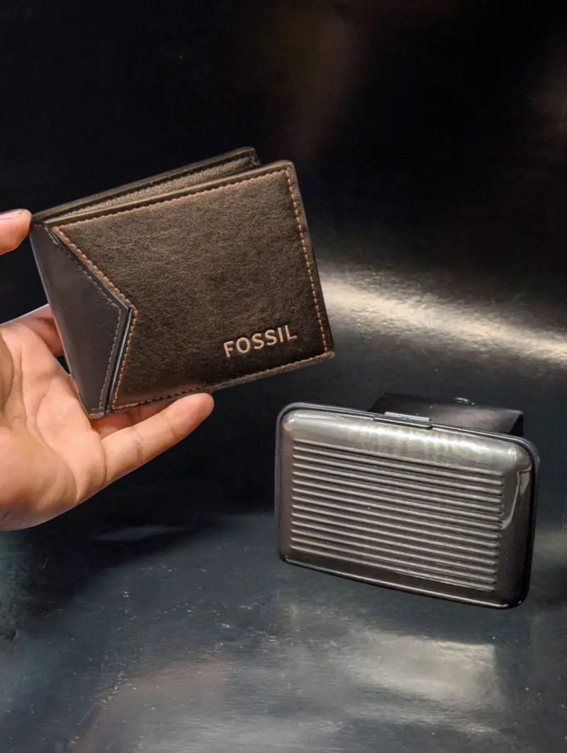 Combo de billetera + tarjetero para hombres, cuero genuino Fossil, plastico, elegante, protección, Marrón y Negro.