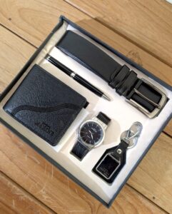 Combo reloj, billetera, llavero, faja y lapicero, set de lujo para caballero clásico en cuero sintético, Negro y Marrón.